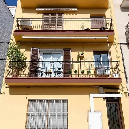 Con Patio Y A 5 Minutos De La Playa アパート シッチェス